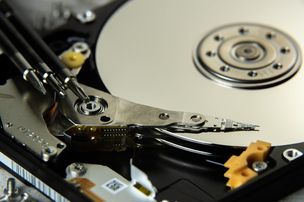 Respaldo de datos: Realizar copias de seguridad periódicas es esencial para proteger tus archivos importantes. En la imagen se muestra un disco duro interno, simbolizando la importancia de guardar datos de manera segura.